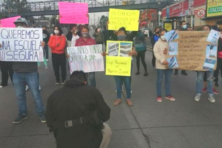 Padres de familia cierran la México-Toluca; exigen instalaciones seguras