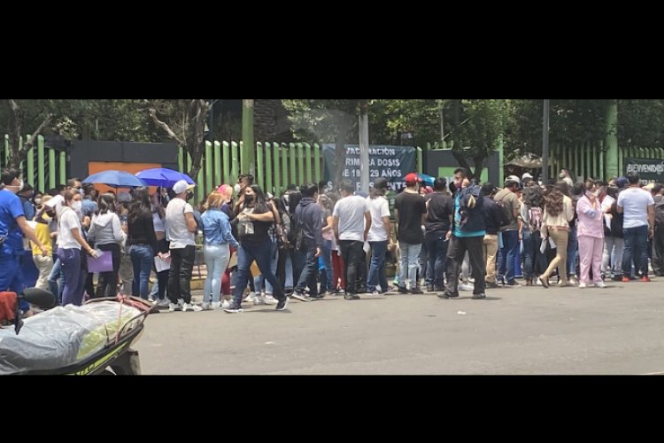 Entre disfraces y caos transcurre jornada de vacunación en Xochimilco