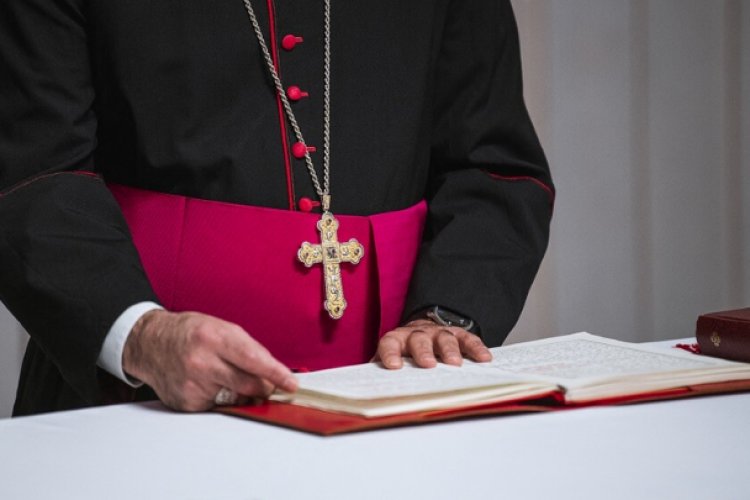 Obispo es destituido tras protagonizar video sexual