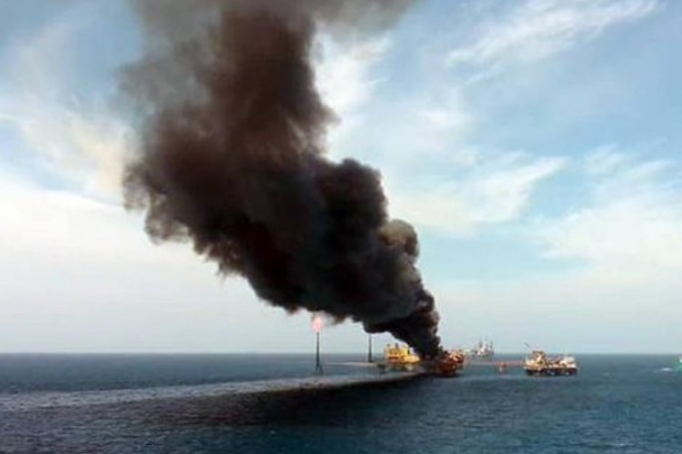 Incendio en plataforma de Pemex deja un muerto y varios desaparecidos