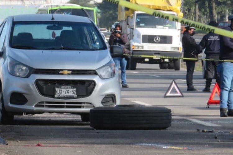Neumático de tráiler se safa y mata a mujer en la Toluca-Palmillas