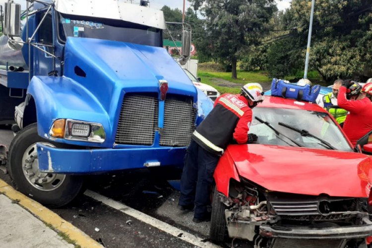 Trasladan en helicóptero a hombre al hospital, tras choque en la México-Cuernavaca