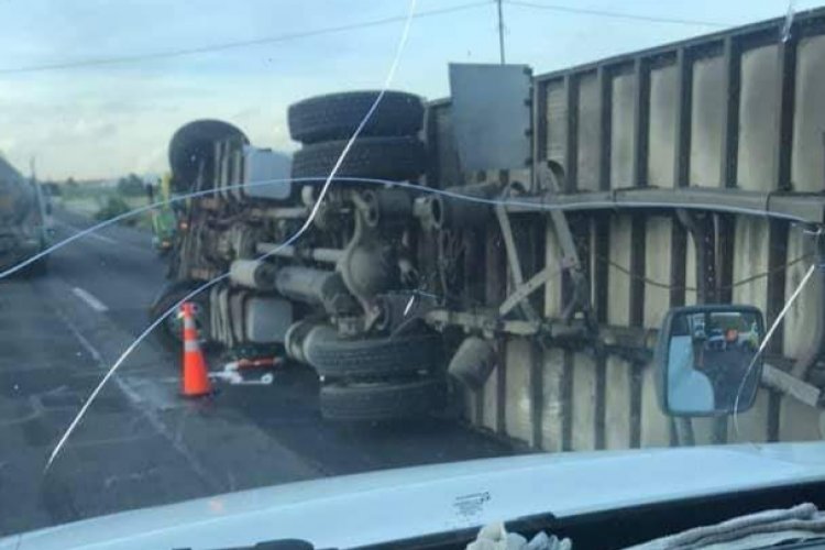 Tráiler vuelca en el Circuito Exterior Mexiquense y provoca embotellamiento