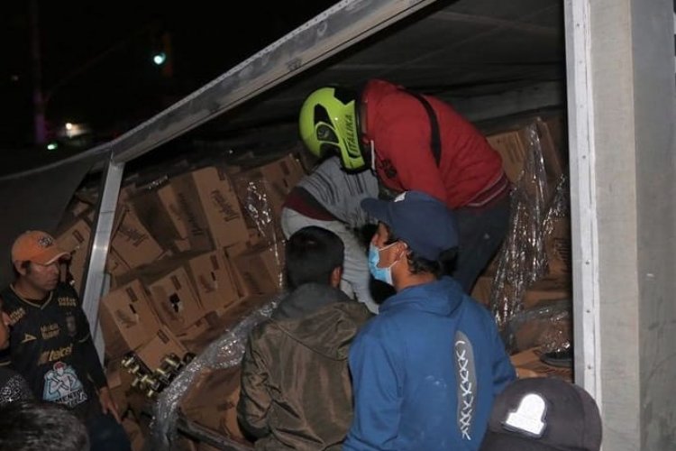 Vecinos de Toluca rapiñan tráiler de cerveza volcado