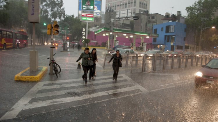 Continúan lluvias fuertes en el Valle de México