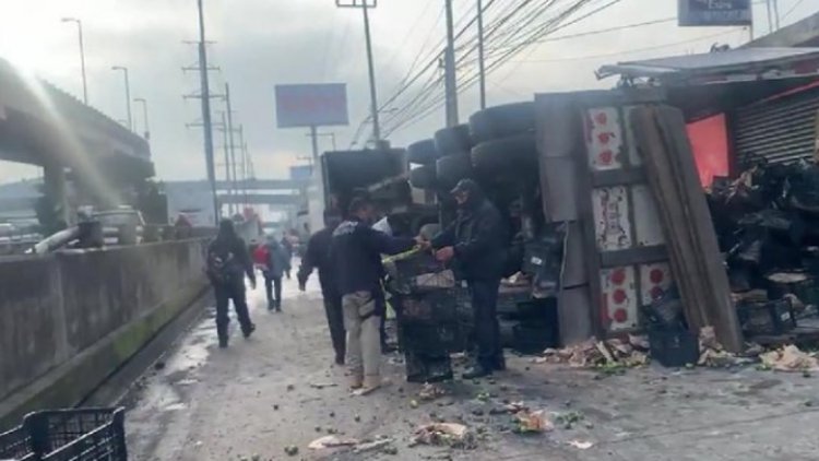 Vuelca tráiler de limones y se impacta contra casa en Paseo Tollocan