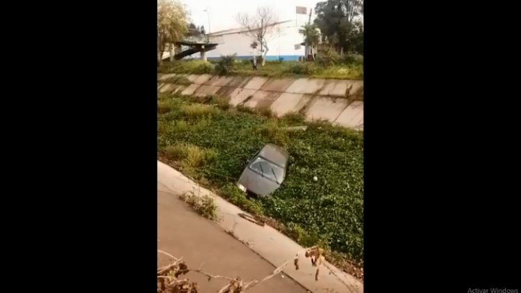 Así terminó un vehículo hundido en canal de aguas negras de Ecatepec