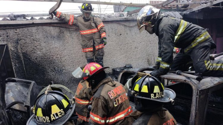 Bomberos abaten incendio en taller mecánico en Ecatepec