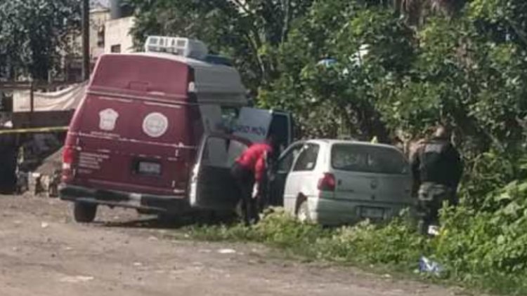 Abandonan cadáver con signos de violencia dentro de auto en La Paz