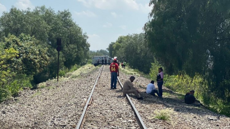 Camioneta de valores intenta rebasar a tren y termina arrastrada, en Tecámac