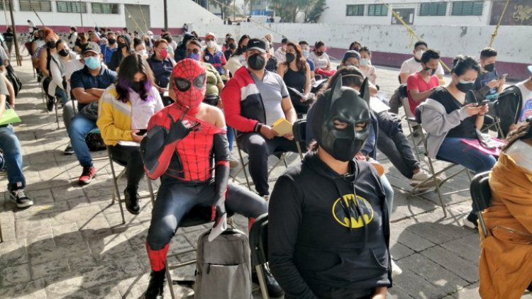 Tiburones, superhéroes y dinosaurios acuden a recibir vacuna en Neza