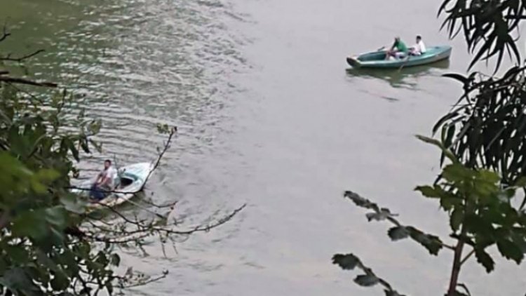 Taxi vuelca y cae a la presa Miguel Alemán, en Valle de Bravo