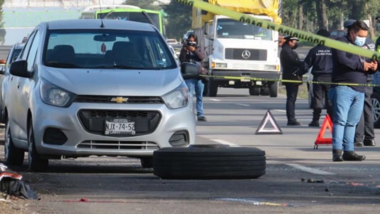Neumático de tráiler se safa y mata a mujer en la Toluca-Palmillas