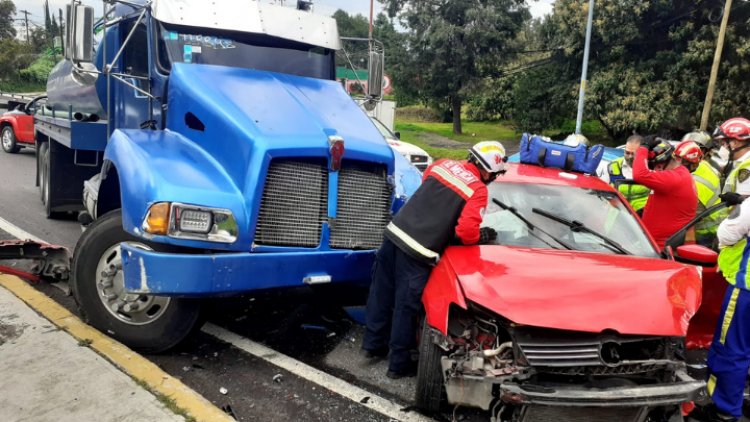 Trasladan en helicóptero a hombre al hospital, tras choque en la México-Cuernavaca