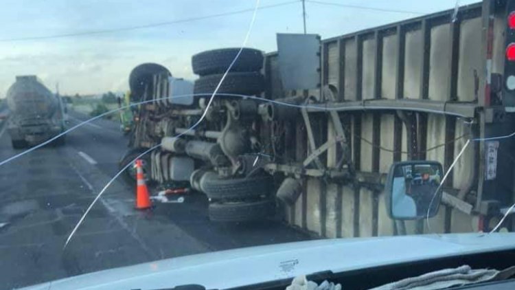 Tráiler vuelca en el Circuito Exterior Mexiquense y provoca embotellamiento