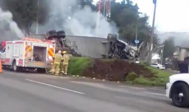 Vuelca y se incendia tráiler en la México-Toluca