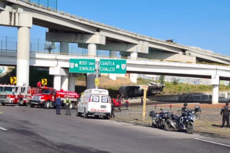 Pipa de gasolina vuelca sobre la México-puebla y causa intensa movilización