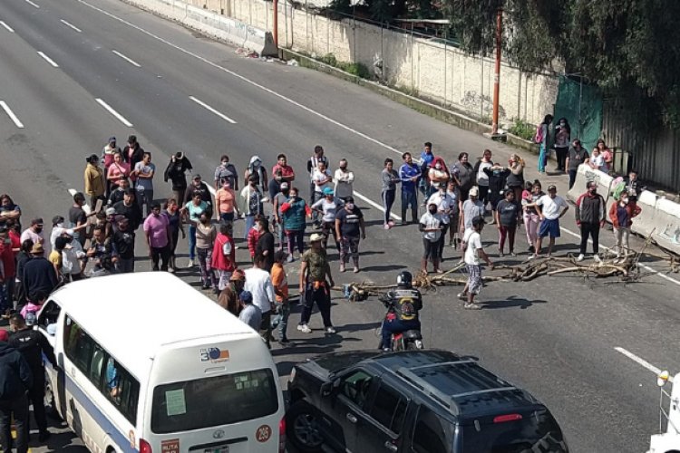 Pobladores de Ecatepec bloquean la México-Pachuca, exigen apoyo por inundaciones