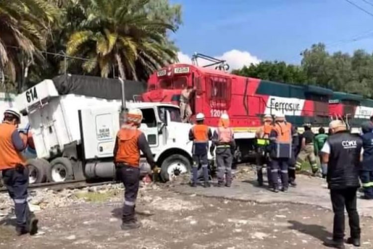 Tráiler intenta ganarle el paso a tren en Neza, pero es embestido