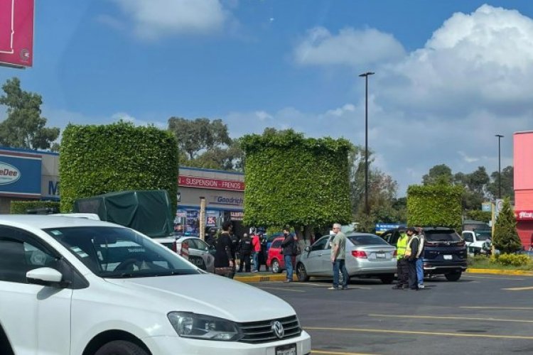 Matan a balazos a mujer en estacionamiento de Walmart en Coyoacán