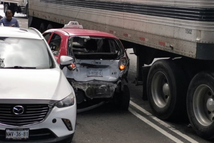 Tráiler huye tras choque y embiste a varios vehículos en Iztacalco