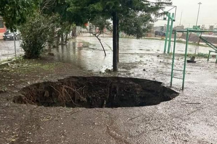 Enorme socavón en Ciudad Azteca, Ecatepec, devora pipa de agua