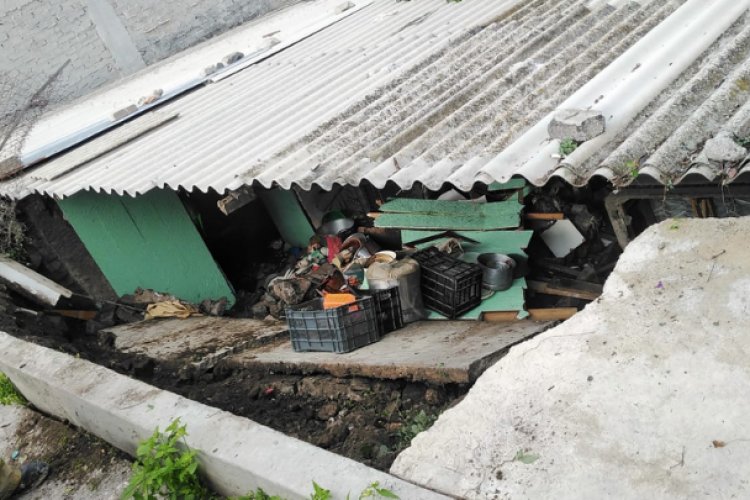 Dos personas heridas por caída de barda en Chimalhuacán