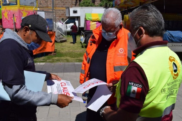 Joven casi sale volando de juego mecánico en Puebla