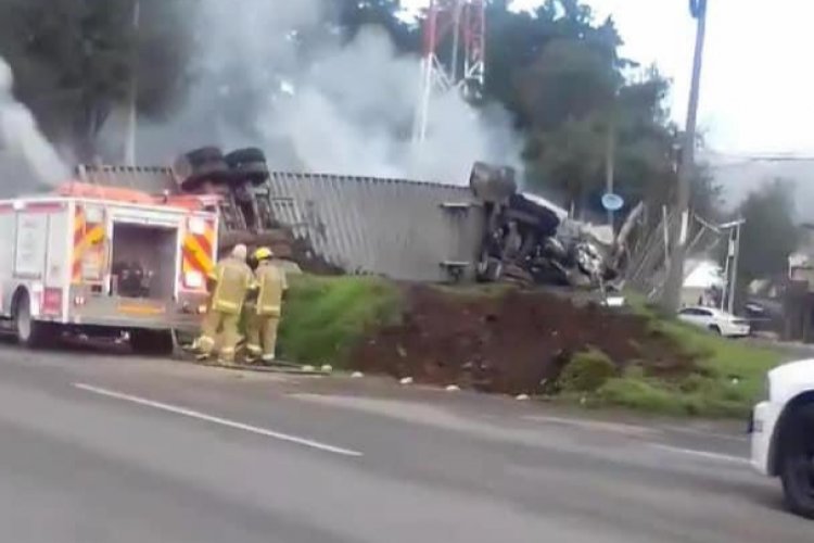 Vuelca y se incendia tráiler en la México-Toluca