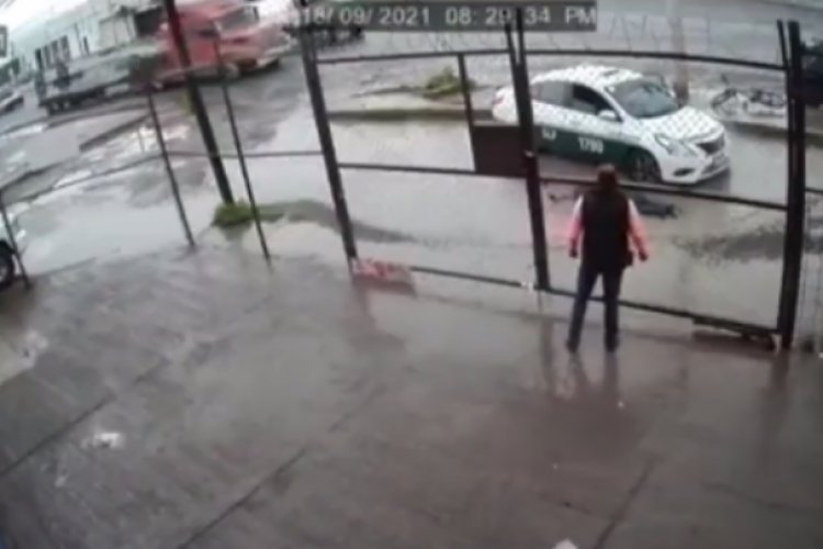 Taxi derrapa y atropella a dos