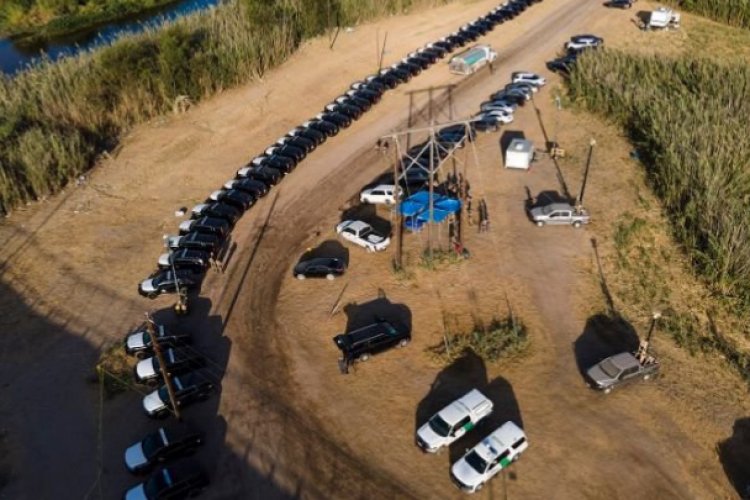 Con muro de autos frenan a migrantes