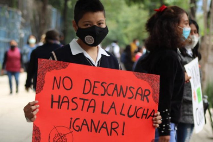 Con cadena humana, estudiantes piden vacunas