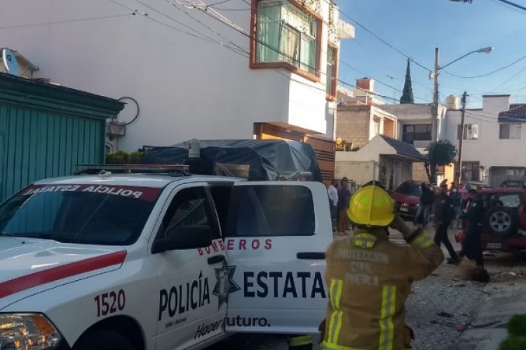 Explota bomba afuera de casa en Puebla