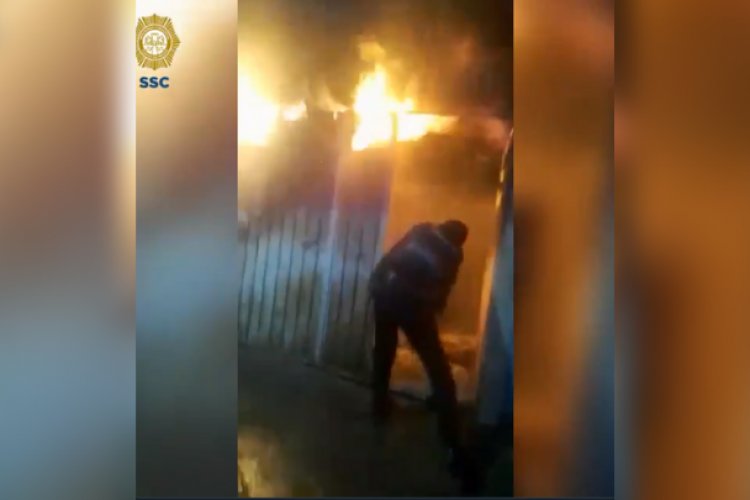 Rescatan a dos abuelitos de incendio en Álvaro Obregón