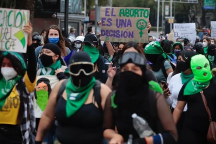 AMLO politiza la marcha por el aborto