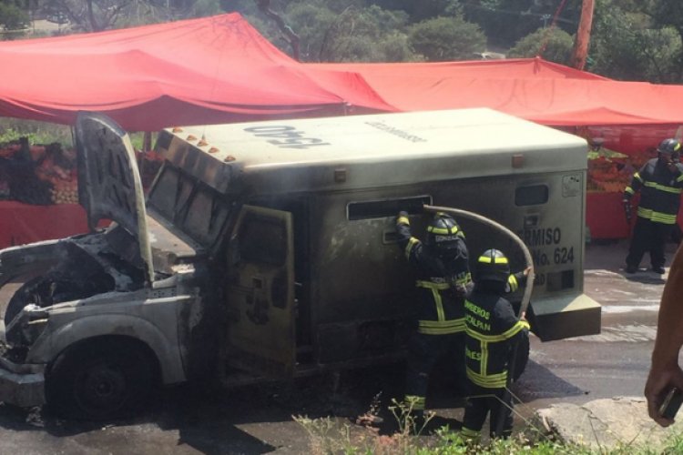 Se incendia camioneta de valores en Naucalpan