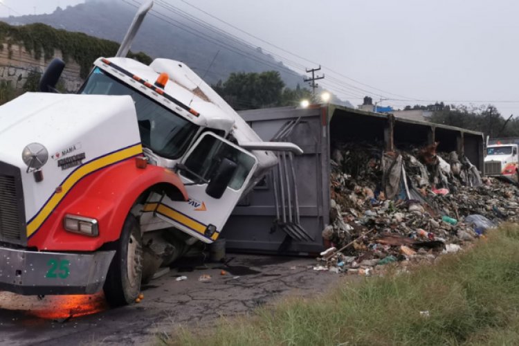 Tráiler vuelca sobre la México-Puebla