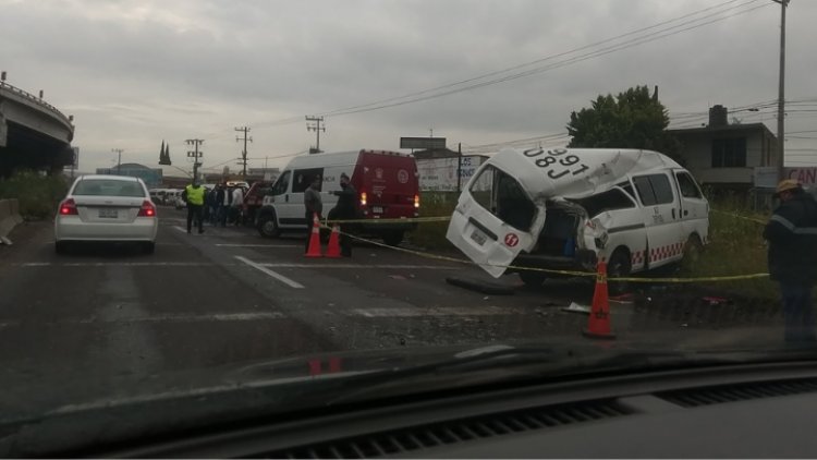 Camión de carga embiste a combi en la Texcoco-Ecatepec; hay un muerto