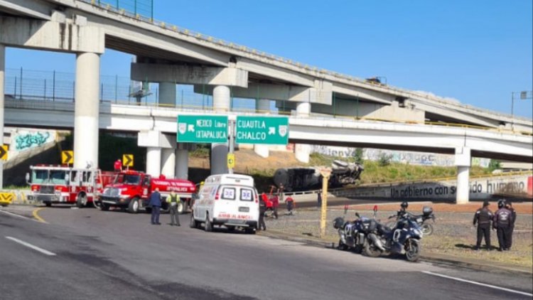 Pipa de gasolina vuelca sobre la México-puebla y causa intensa movilización