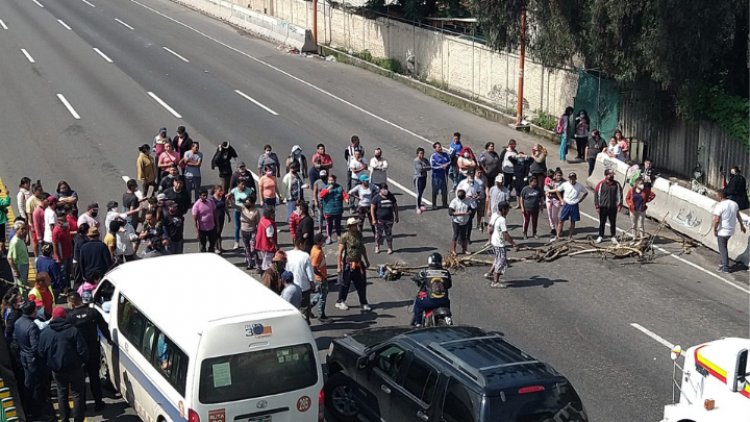 Pobladores de Ecatepec bloquean la México-Pachuca, exigen apoyo por inundaciones