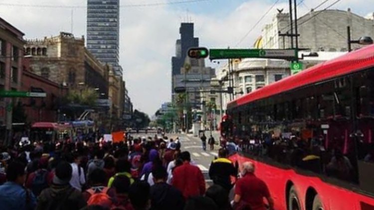 Estudiantes del IPN realizan marcha contra privatización de la institución