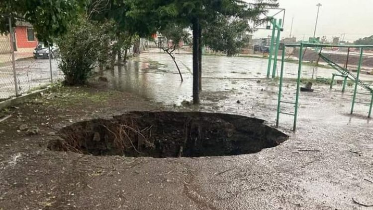 Enorme socavón en Ciudad Azteca, Ecatepec, devora pipa de agua