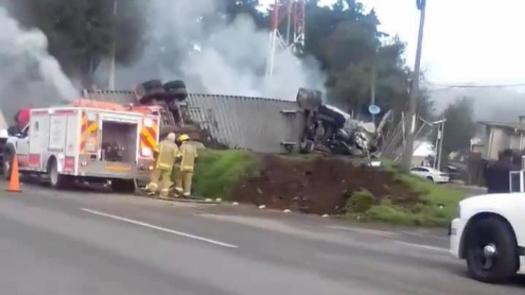 Vuelca y se incendia tráiler en la México-Toluca