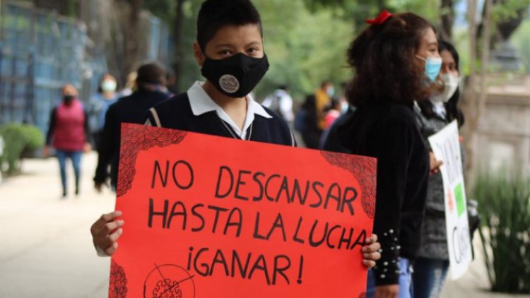 Con cadena humana, estudiantes piden vacunas