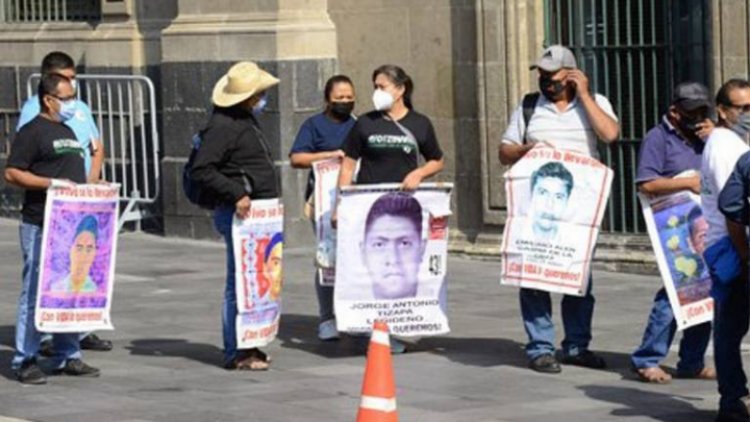 AMLO se reúne con padres de normalistas