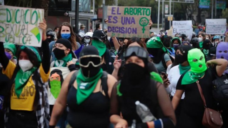 AMLO politiza la marcha por el aborto