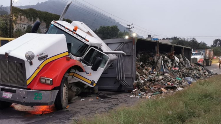 Tráiler vuelca sobre la México-Puebla