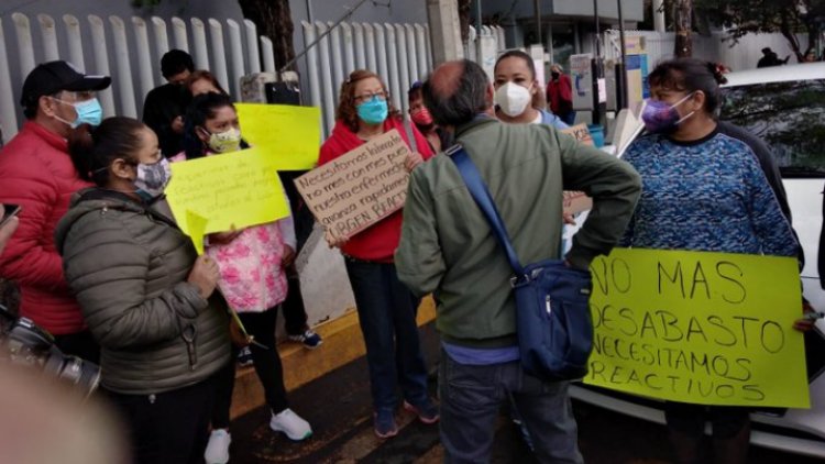 Bloquean Av. Universidad por desabasto de medicinas