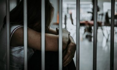 Encarcelan a joven por escapar de su abusador