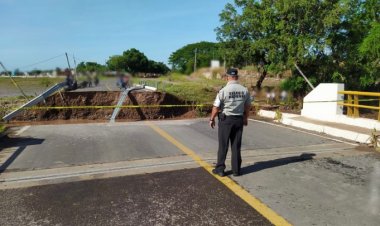 Colapsa puente tras desbordamiento de río en Nayarit